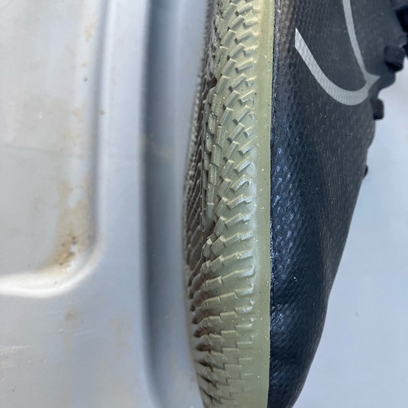 Men’s size 11Nike indoor soccer shoes - Picture 8 of 9